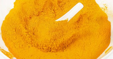 Turmerik, sokağa çıkma yasağı, Beyaz Arkaplan 'a karşı toz, Hint Baharatı