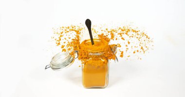 Zerdeçal, sokağa çıkma yasağı, küçük bir kavanozda toz, beyaz arka plan, Hint Baharatı