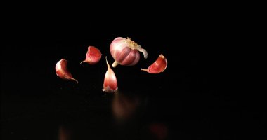 Sarımsak, allium savitum, Kara Arkaplan 'a karşı düşüyor.