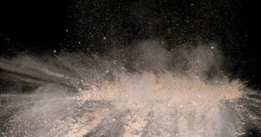 Sarımsak, Allison Savitum, Sarımsak tozu Kara Arkaplan 'a dökülüyor