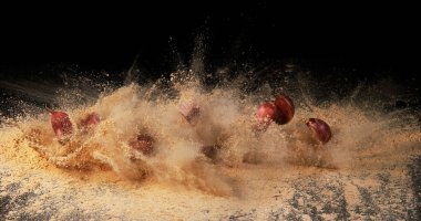 Sarımsak, sarımsak, sarımsaklı piyon Sarımsak tozunun üzerine düşüyor