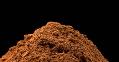 Nutmeg, Myristica parçaları, Kara Arkaplan 'a düşen toz.