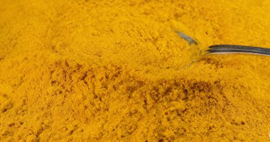 Beyaz arkaplana düşen köri tozu