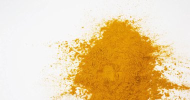 Beyaz arkaplana düşen köri tozu