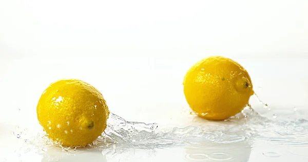 Sarı Limonlar Narenciye Limonları Suyun Üstünde Yuvarlanan Meyveler Beyaz Arka — Stok fotoğraf