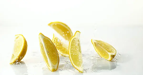 Gele Citroenen Citruslimonum Vruchten Rollen Water Spetteren Tegen Witte Achtergrond — Stockfoto