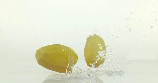 Charlotte Patates Solanum Tüberozum Beyaz Arkaplan Karşı Suya Düşen Sebze — Stok fotoğraf