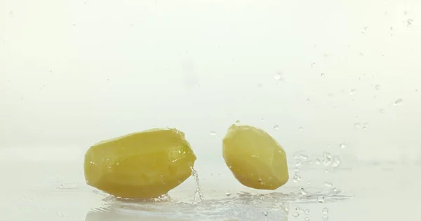 Charlotte Potato Solanum Tuberosum Verdura Cae Sobre Agua Contra Fondo —  Fotos de Stock