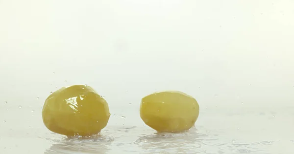 Картопля Шарлотти Соляний Туберкульоз Овочі Падають Воду Білому Тлі — стокове фото