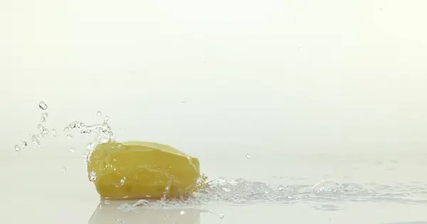 Картопля Шарлотти Соляний Туберкульоз Овочі Падають Воду Білому Тлі — стокове фото