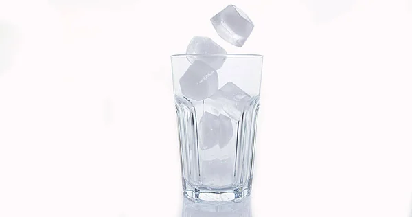 白い背景に対してガラスに落ちる氷のキューブ — ストック写真