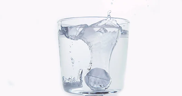 Compresse Caduta Dissoluzione Bicchiere Acqua Sfondo Bianco — Foto Stock