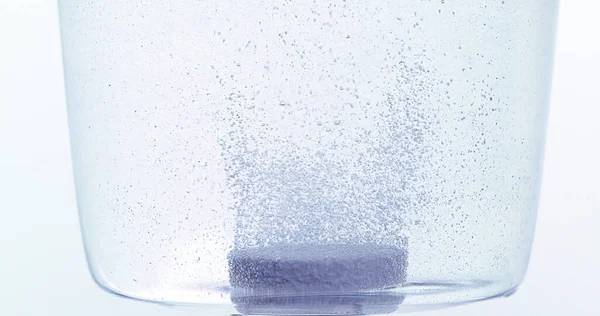 Tabletas Cayendo Disolviéndose Vaso Agua Contra Fondo Blanco — Foto de Stock