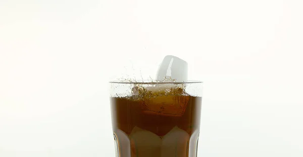Eiswürfel Fallen Vor Weißem Hintergrund Cola Glas — Stockfoto
