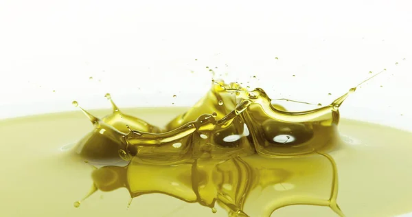 Zaitun Jatuh Olive Oil Terhadap Latar Belakang Putih — Stok Foto