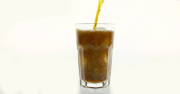 Ijsblokjes Vallen Glas Cola Tegen Witte Achtergrond — Stockfoto