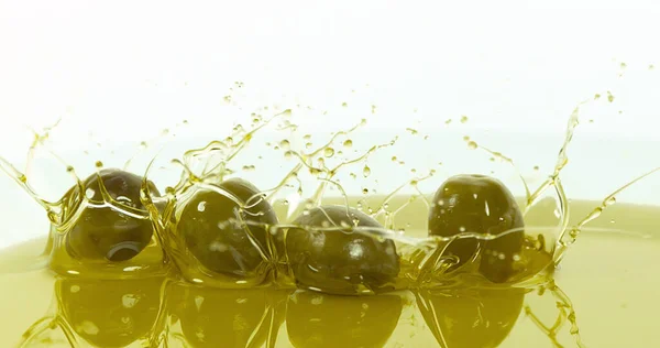 Olives Tombant Dans Huile Olive Sur Fond Blanc — Photo