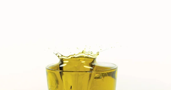 Zaitun Jatuh Olive Oil Terhadap Latar Belakang Putih — Stok Foto