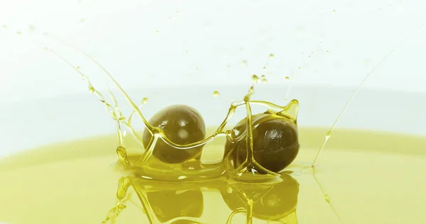 Olives Falling Olive Oil White Background — Stock Photo, Image