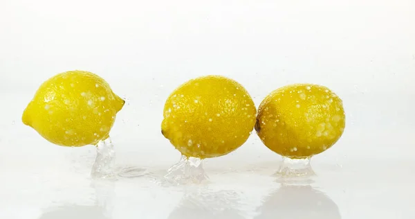 Limones Amarillos Limonum Cítrico Frutas Rodando Sobre Agua Salpicando Contra —  Fotos de Stock