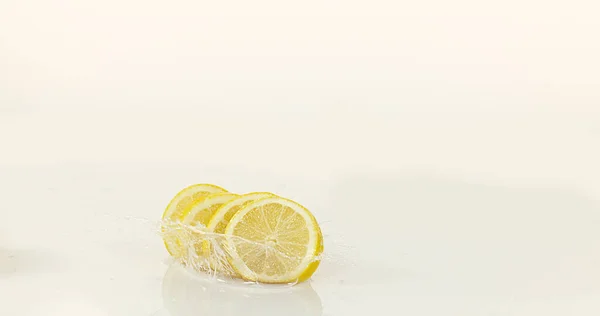 Sarı Limonlar Narenciye Limonları Suyun Üstünde Yuvarlanan Meyveler Beyaz Arka — Stok fotoğraf