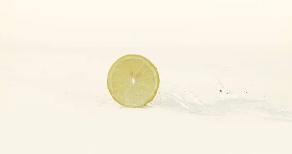 Limones Amarillos Limonum Cítrico Frutas Rodando Sobre Agua Salpicando Contra — Foto de Stock
