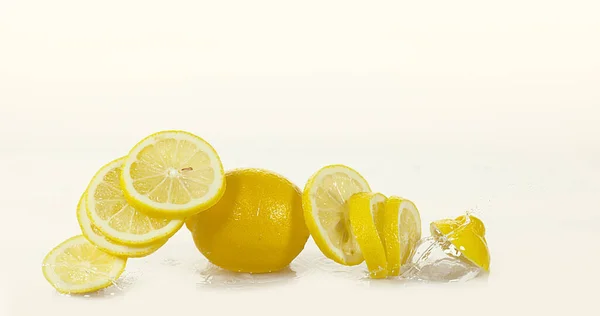 Gele Citroenen Citruslimonum Vruchten Rollen Water Spetteren Tegen Witte Achtergrond — Stockfoto