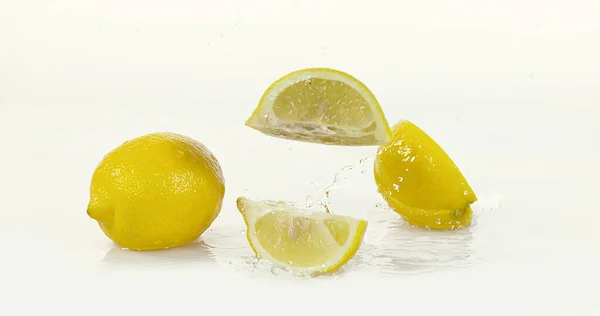 Limoni Gialli Limonio Agli Agrumi Frutta Che Rotola Sull Acqua — Foto Stock