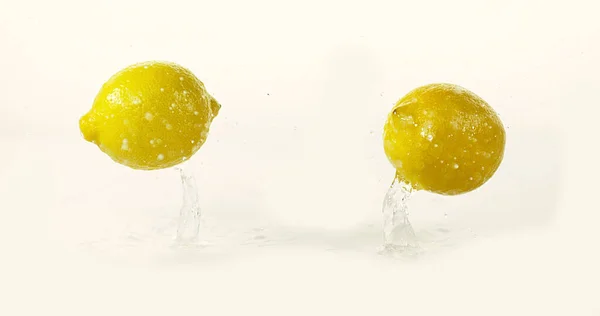 Limones Amarillos Limonum Cítrico Frutas Que Caen Agua Salpicaduras Contra —  Fotos de Stock
