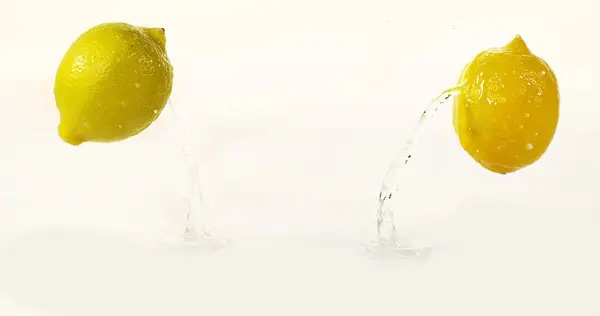 Sarı Limonlar Narenciye Limonları Suya Düşen Meyveler Beyaz Arka Plana — Stok fotoğraf