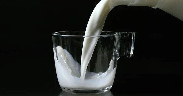 Молоко Наливают Кубок Черном Фоне — стоковое фото