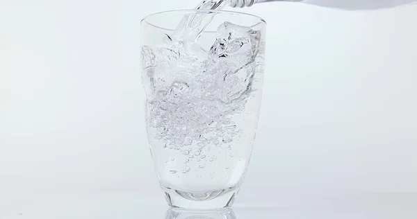 Water Wordt Gegoten Glas Tegen Witte Achtergrond — Stockfoto