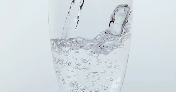Woda Przelewana Szkła Białym Tle — Zdjęcie stockowe