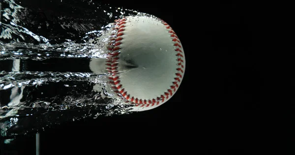 棒球在白色背景下滑落进水里 — 图库照片