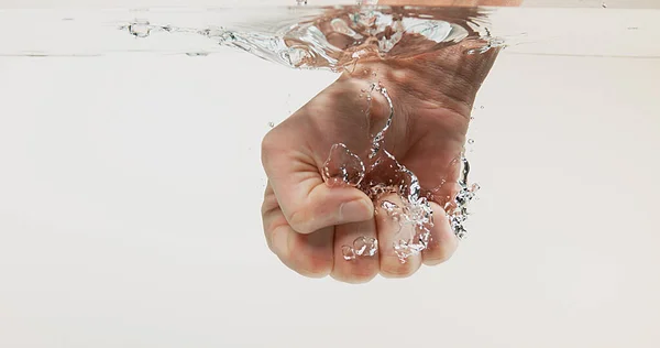 Рука Жінки Входить Воду — стокове фото