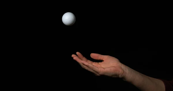 Main Femme Lançant Une Balle Golf Sur Fond Noir — Photo