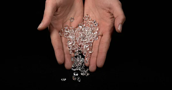 Mano Mujer Con Diamantes Contra Fondo Negro — Foto de Stock