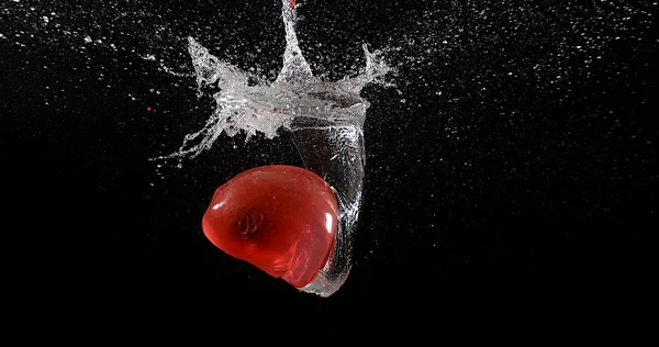 Shot Breaking Water Plný Červený Balón — Stock fotografie