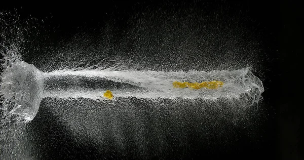 Shot Breaking Water Gefüllte Gelben Luftballon — Stockfoto