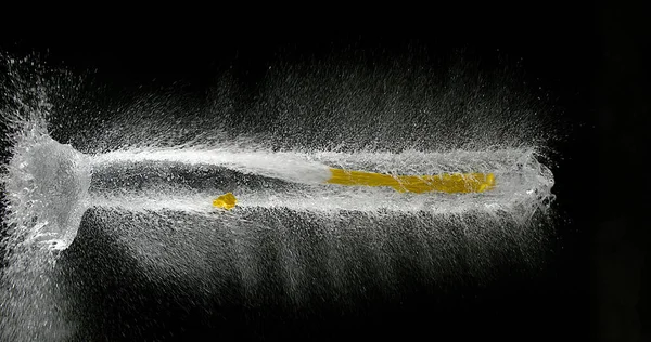 ショットブレイク水充填イエローバルーン — ストック写真