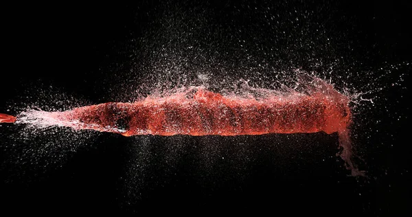 Strzał Breaking Wody Wypełnione Czerwonym Balonem — Zdjęcie stockowe