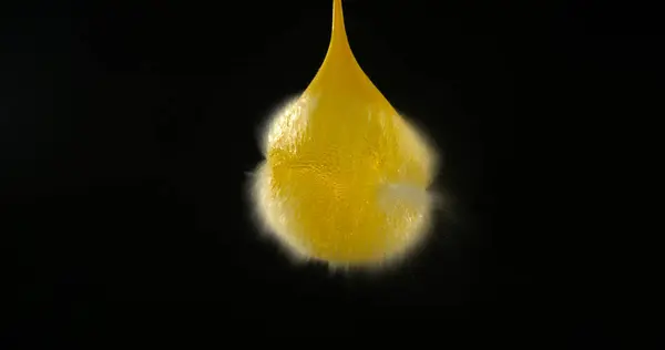 Shot Breaking Water Gefüllte Gelben Luftballon — Stockfoto