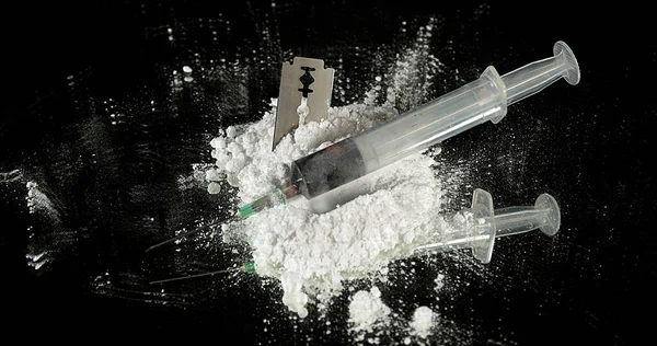 Powder Drug Falling Razor Blade Syringes Black Background — Stock Photo, Image