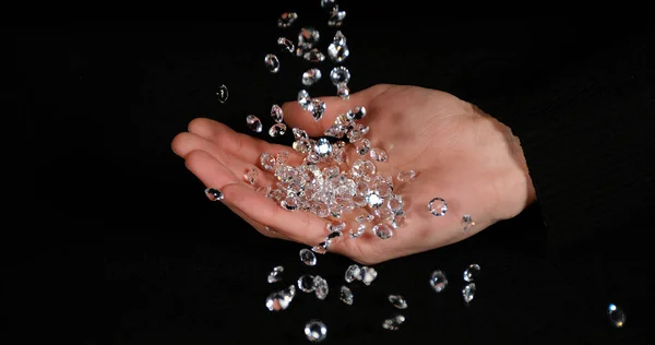 Diamanti Che Cadono Mano Contro Sfondo Nero — Foto Stock