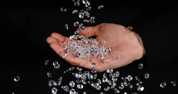 Diamanti Che Cadono Mano Contro Sfondo Nero — Foto Stock