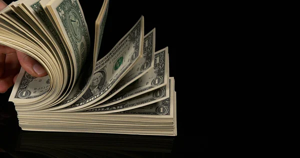 Kara Arkaplan Karşısında Kadın Dolar Banknotları — Stok fotoğraf