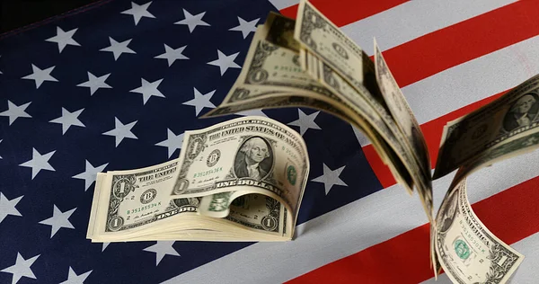 アメリカンフラッグで飛ぶ米ドル紙幣 — ストック写真