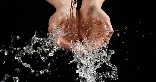 Kara Arkaplan Karşı Kadın Suyun Elleri — Stok fotoğraf