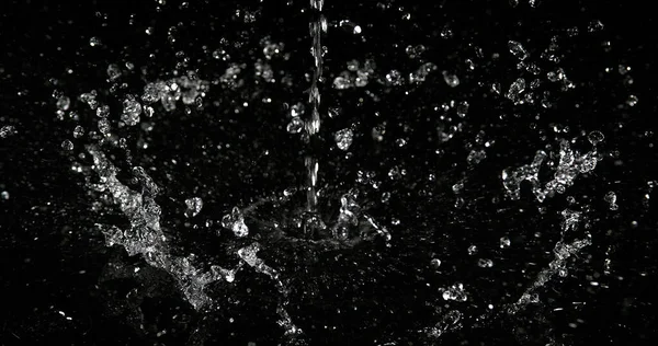 Wasserspringen Vor Schwarzem Hintergrund — Stockfoto