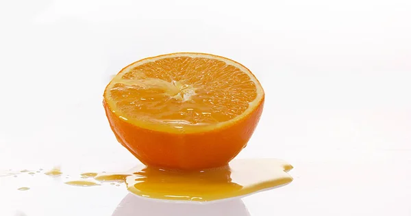 Arancio Agrumi Sinensis Frutta Che Scorre Sullo Sfondo Bianco — Foto Stock